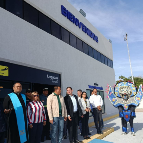Autoridades del Estado recibiendo primer vuelo