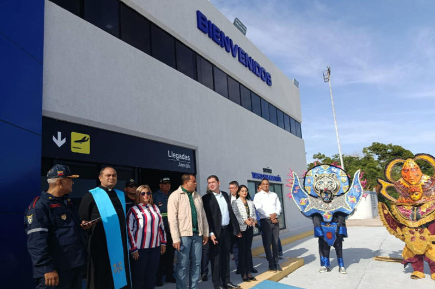 Autoridades del Estado recibiendo primer vuelo